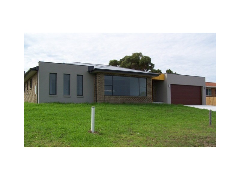 4 Lawson Drive, Lakes Entrance VIC 3909