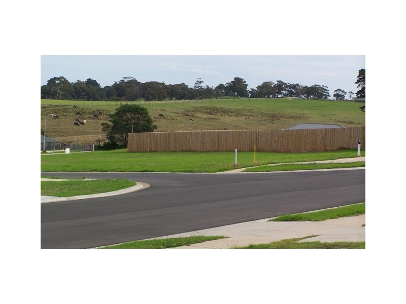 4 Lawson Drive, Lakes Entrance VIC 3909