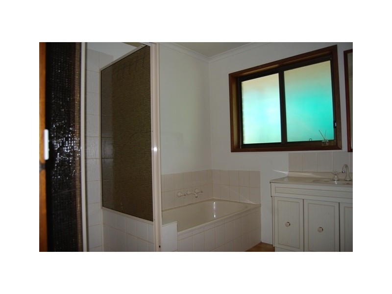 20 Robertsons Road, Kalimna West VIC 3909