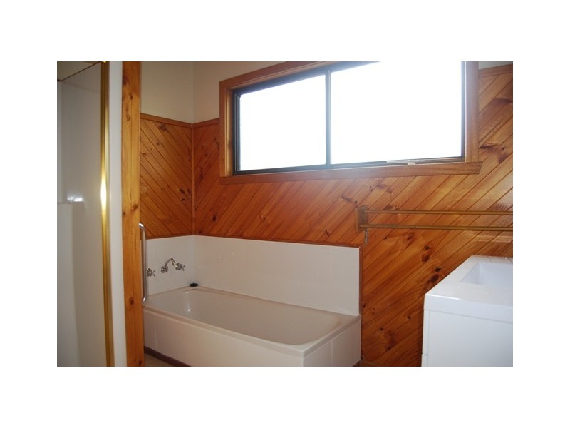 47 Seaview Parade, Lakes Entrance VIC 3909