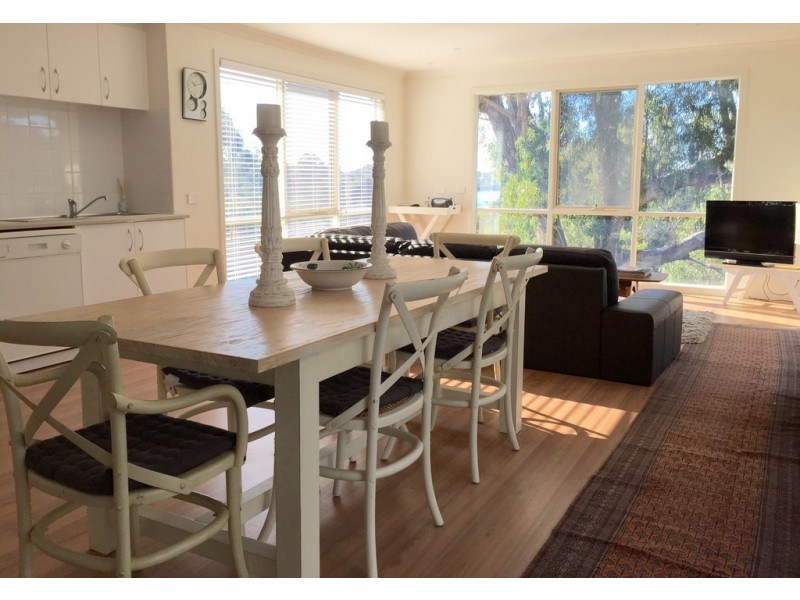 8 Wood Street, Metung VIC 3904