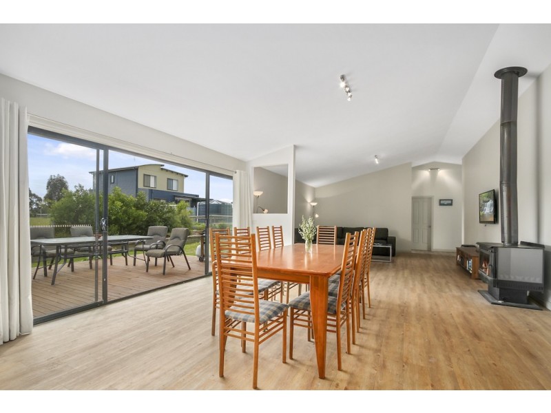 16 Falcon Grove, Metung VIC 3904