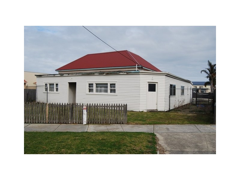 8 Roadknight Street, Lakes Entrance VIC 3909