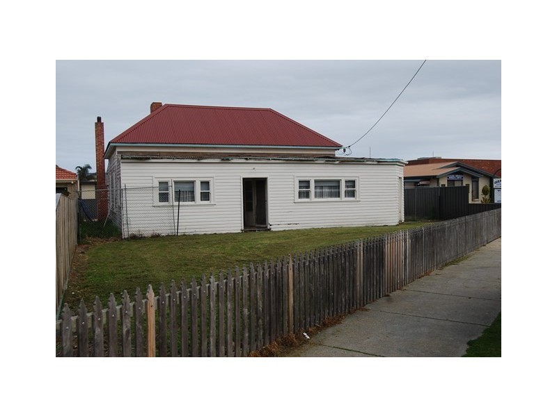 8 Roadknight Street, Lakes Entrance VIC 3909