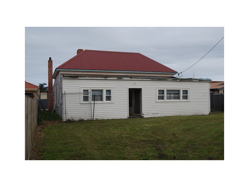 8 Roadknight Street, Lakes Entrance VIC 3909