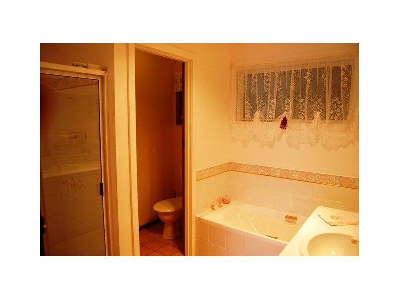 15 Ferndale Parade, Lakes Entrance VIC 3909