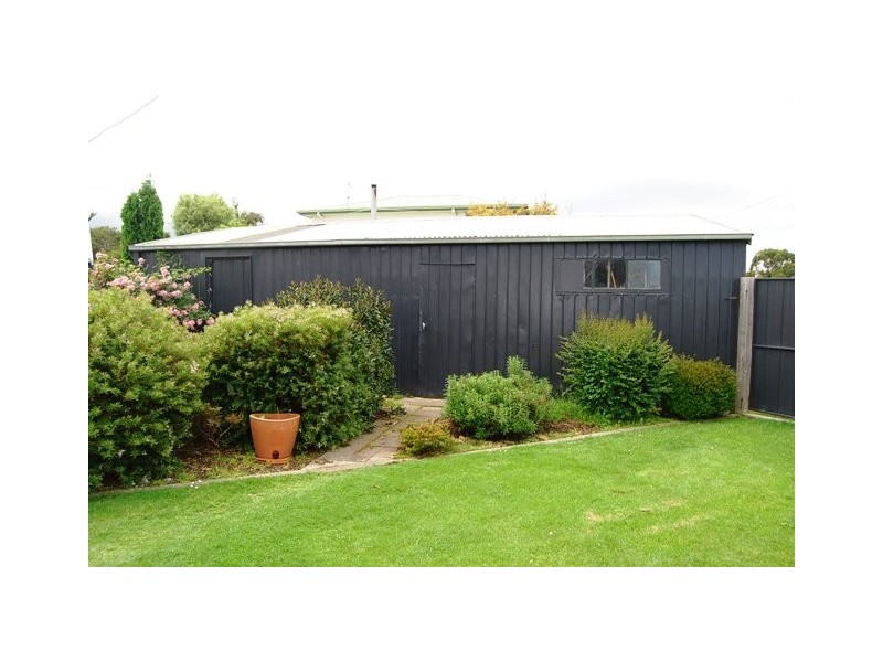 15 Ferndale Parade, Lakes Entrance VIC 3909