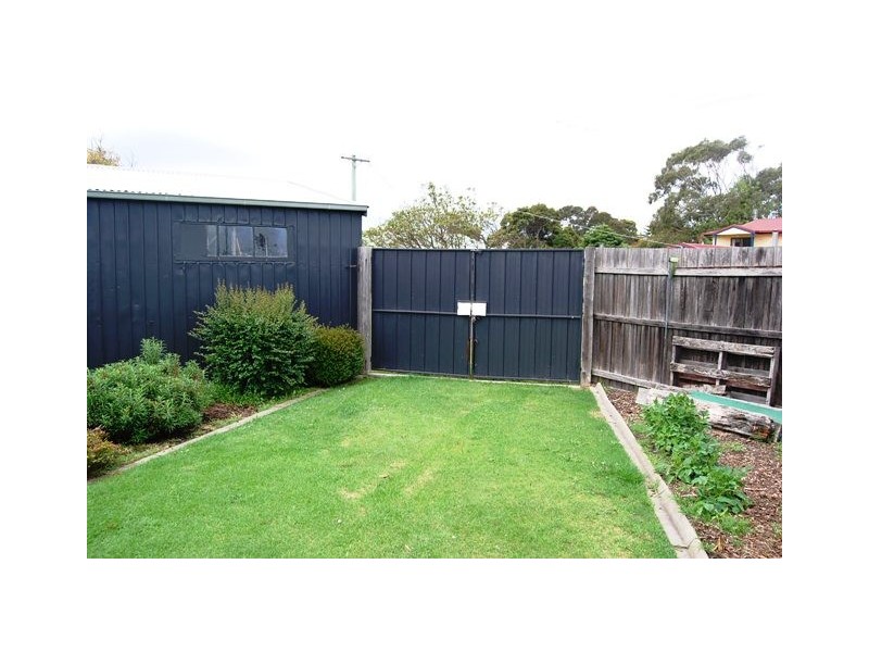 15 Ferndale Parade, Lakes Entrance VIC 3909