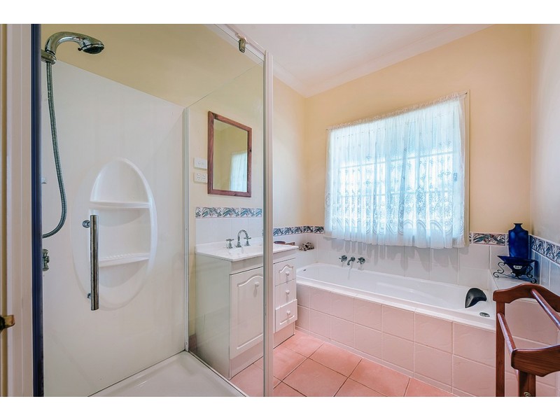 24 Tranquil Court, Lakes Entrance VIC 3909