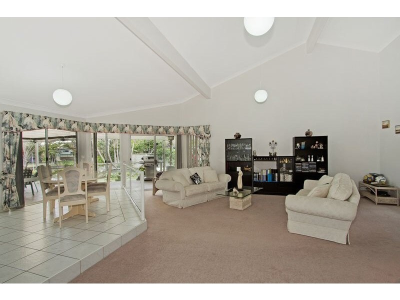 6 Eloura Court, Ocean Shores NSW 2483