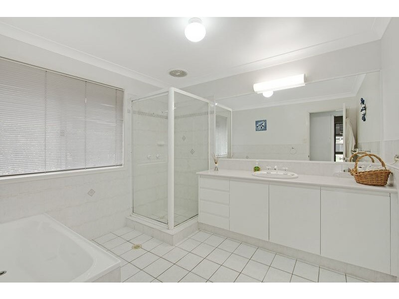 6 Eloura Court, Ocean Shores NSW 2483