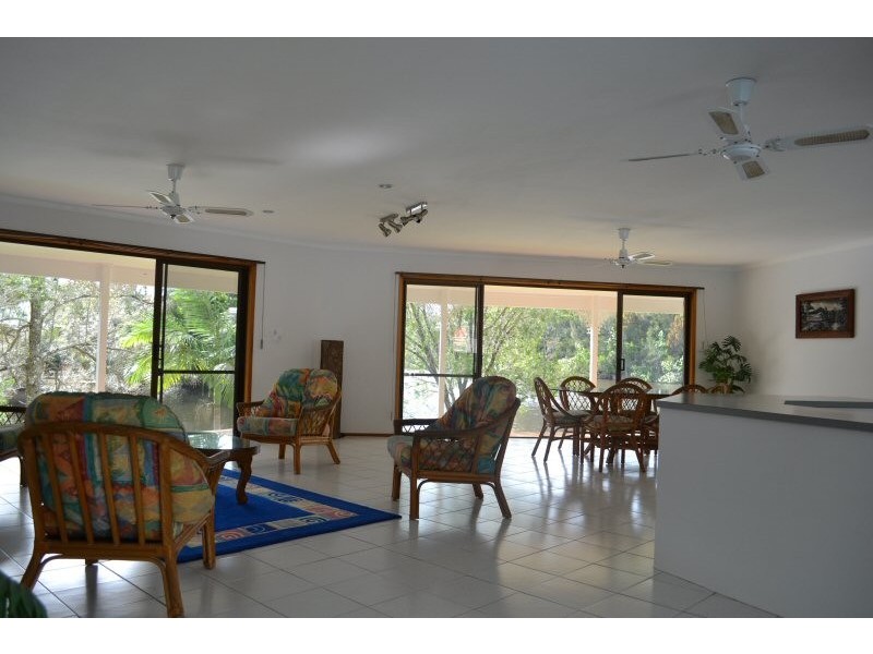 10 Larelar Court, Ocean Shores NSW 2483