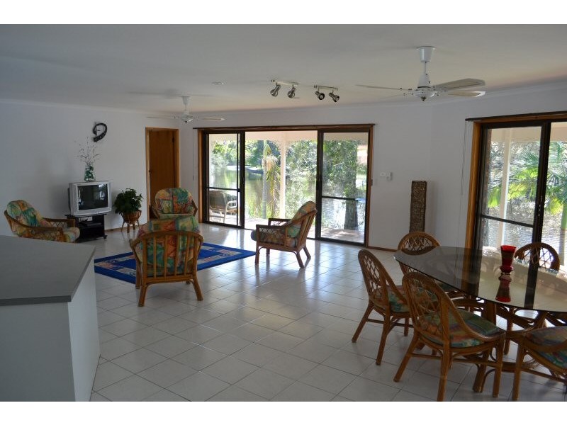 10 Larelar Court, Ocean Shores NSW 2483