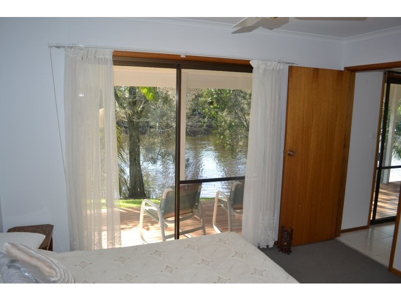 10 Larelar Court, Ocean Shores NSW 2483