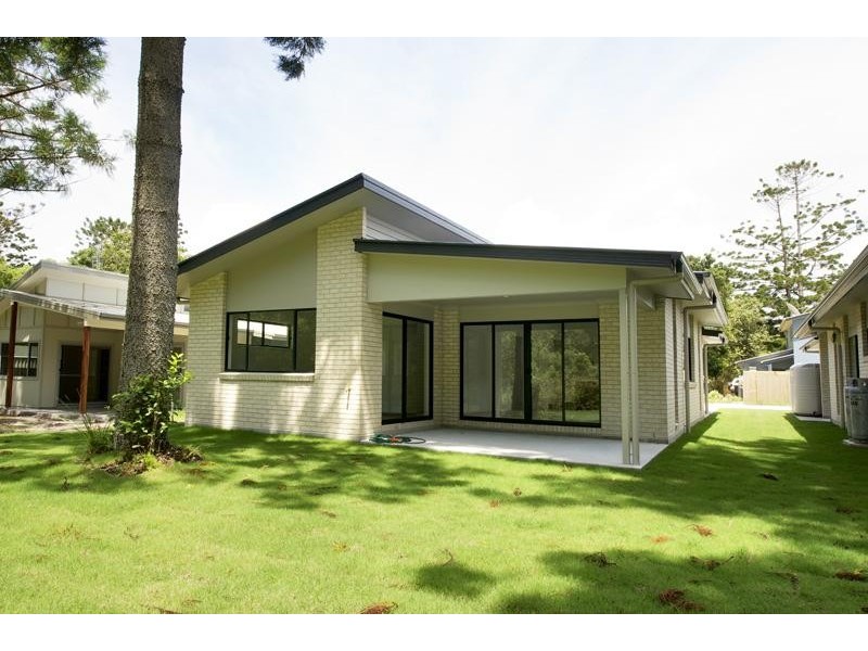 15 Boondoon Crescent, Ocean Shores NSW 2483