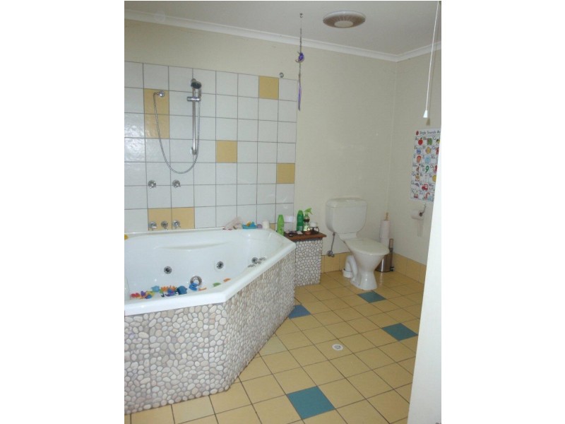 8 Matong Drive, Ocean Shores NSW 2483