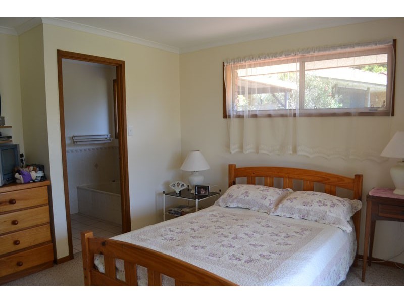 24 Banool Circuit, Ocean Shores NSW 2483