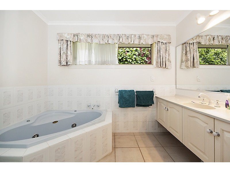 2 Coonawarra Court, Ocean Shores NSW 2483