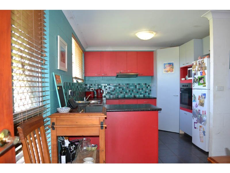 32 COOMBURRA CRESCENT, Ocean Shores NSW 2483