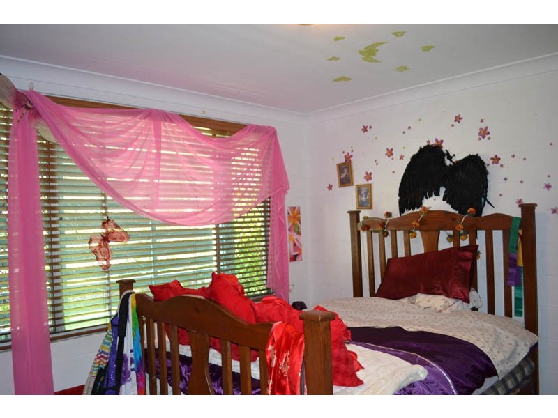 32 COOMBURRA CRESCENT, Ocean Shores NSW 2483