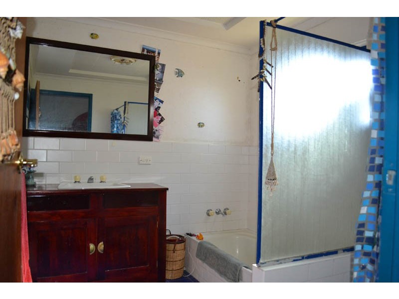 32 COOMBURRA CRESCENT, Ocean Shores NSW 2483