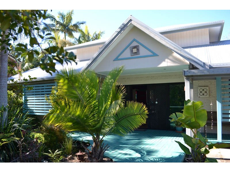 32 COOMBURRA CRESCENT, Ocean Shores NSW 2483