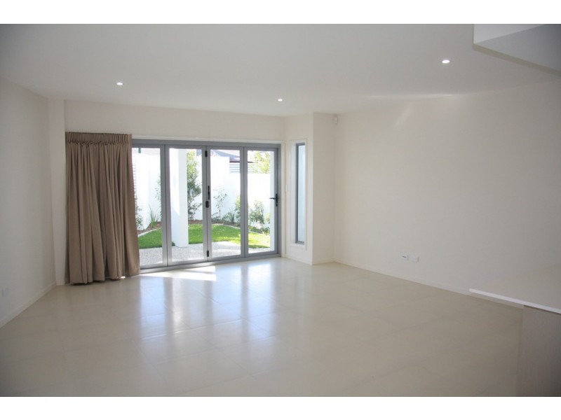 2 tashey Court, Bundall QLD 4217