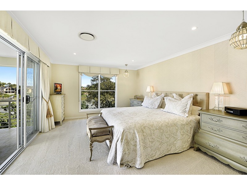 4008 Quayside Drive, Benowa QLD 4217