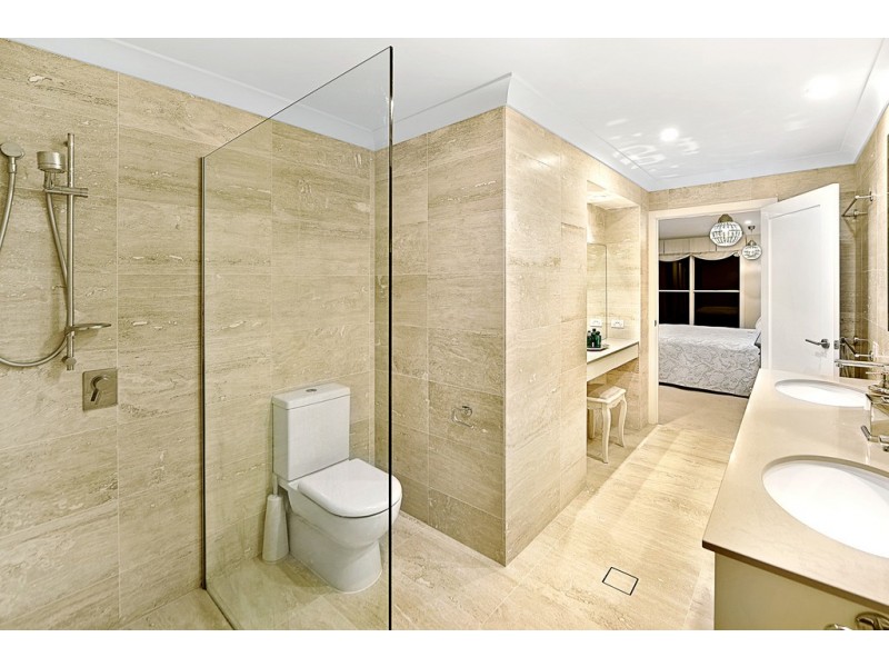 4008 Quayside Drive, Benowa QLD 4217