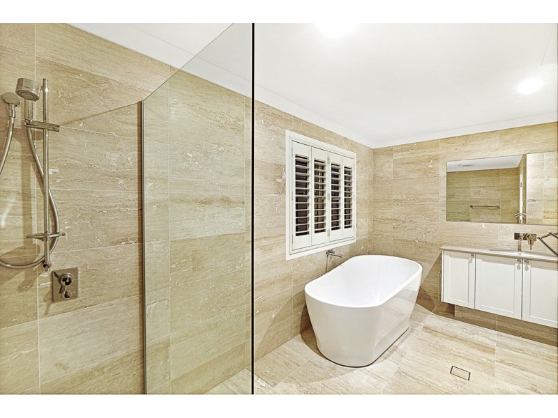 4008 Quayside Drive, Benowa QLD 4217