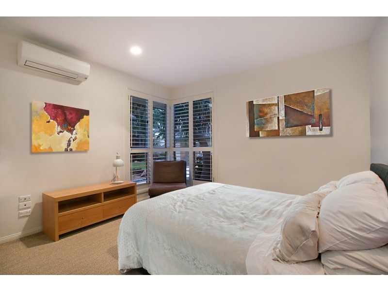 25 San Simeon Drive, Clear Island Waters QLD 4226