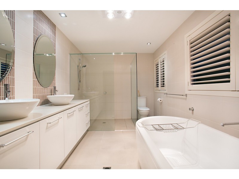 25 San Simeon Drive, Clear Island Waters QLD 4226