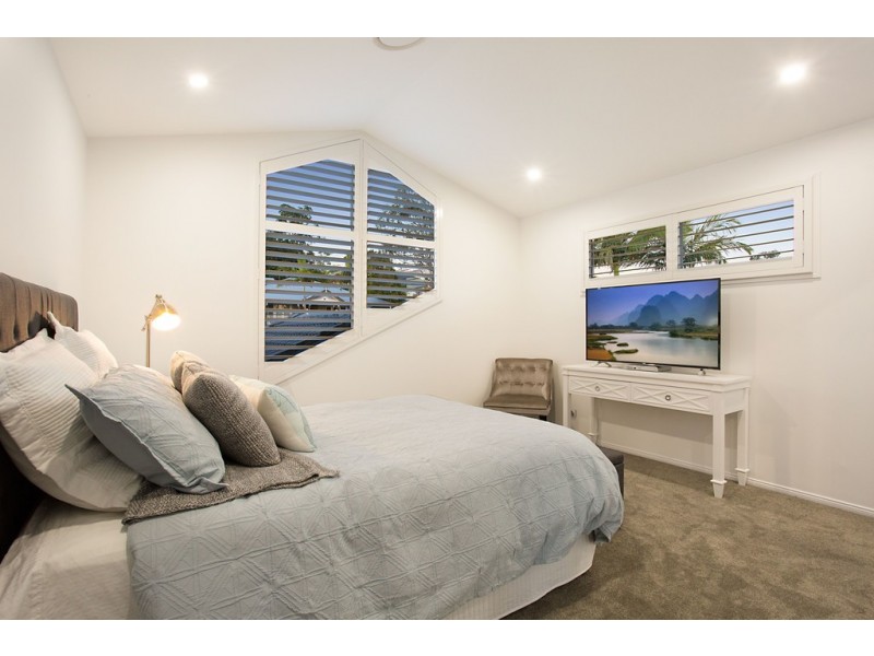 15 Riverbank Court, Ashmore QLD 4214