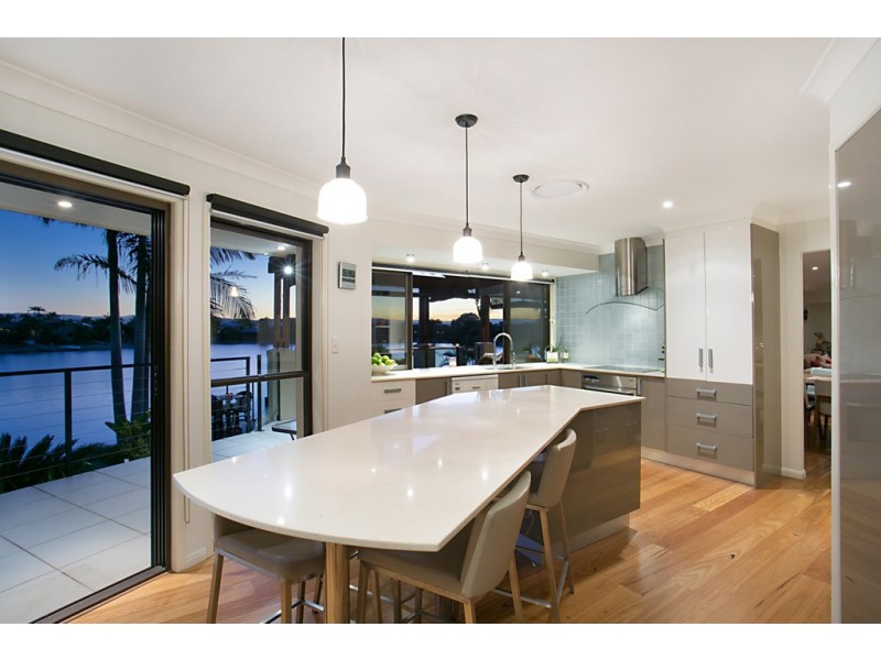 2 Claymore Cres, Sorrento QLD 4217