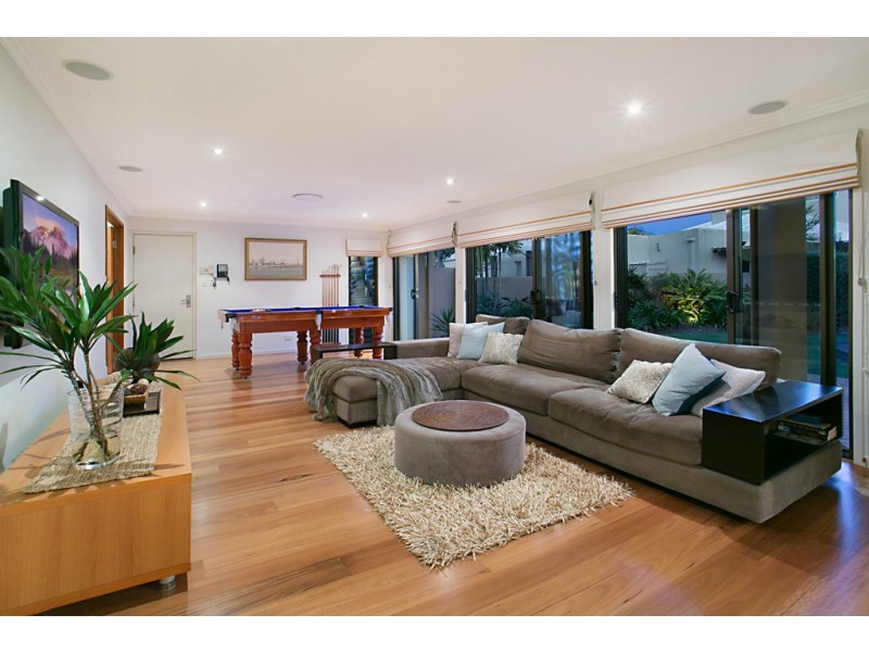 2 Claymore Cres, Sorrento QLD 4217