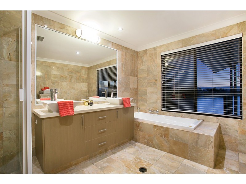 2 Claymore Cres, Sorrento QLD 4217