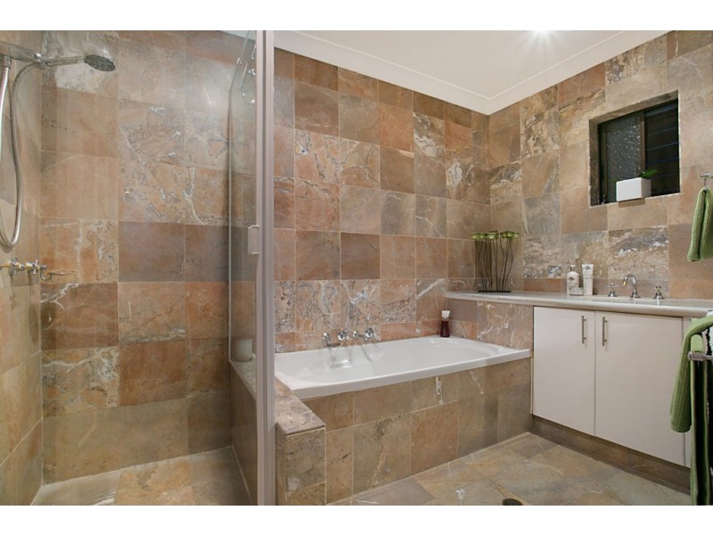 2 Claymore Cres, Sorrento QLD 4217