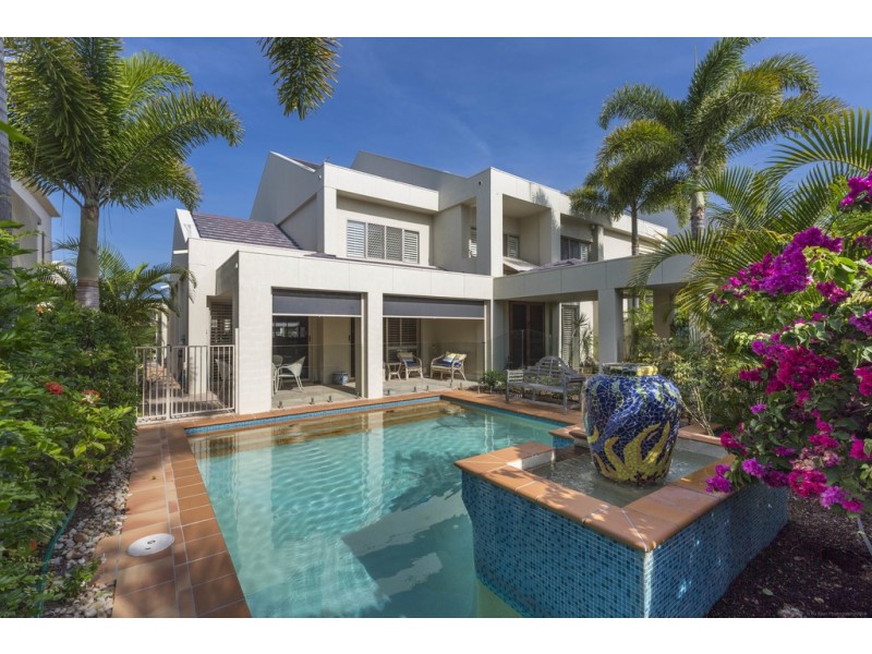 102 Commodore Drive, Paradise Waters QLD 4217