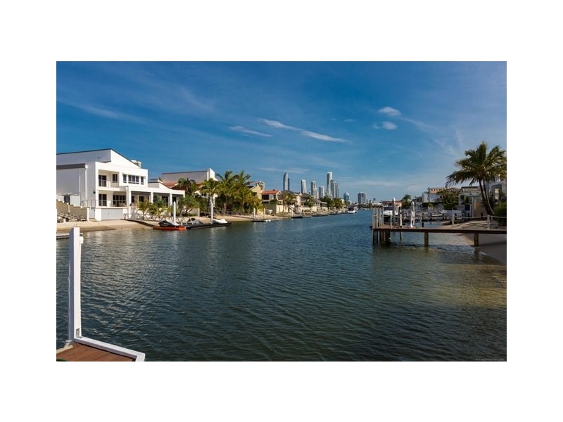 102 Commodore Drive, Paradise Waters QLD 4217