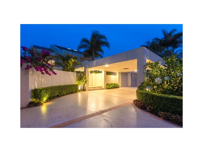 102 Commodore Drive, Paradise Waters QLD 4217