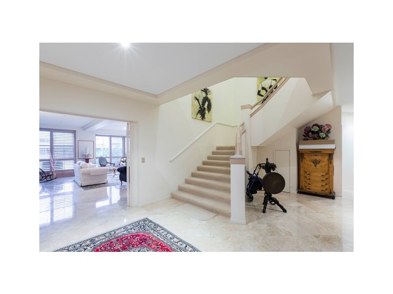 102 Commodore Drive, Paradise Waters QLD 4217