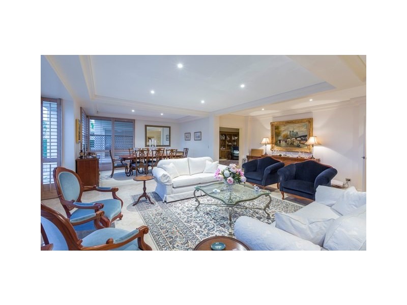 102 Commodore Drive, Paradise Waters QLD 4217