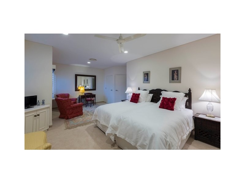 102 Commodore Drive, Paradise Waters QLD 4217