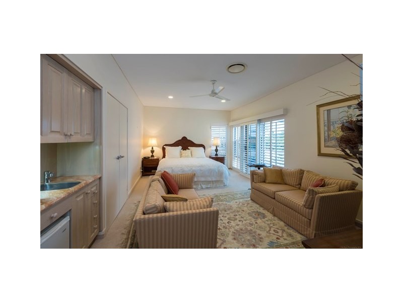 102 Commodore Drive, Paradise Waters QLD 4217