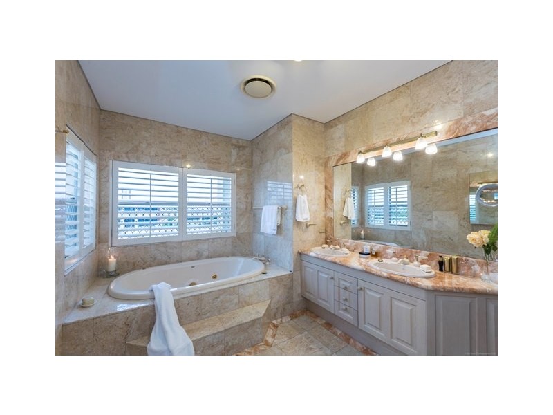 102 Commodore Drive, Paradise Waters QLD 4217