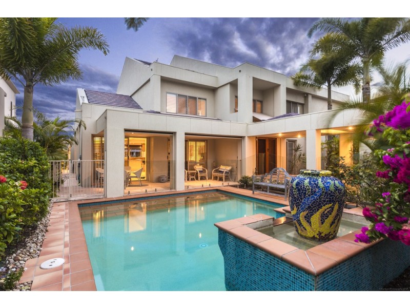 102 Commodore Drive, Paradise Waters QLD 4217