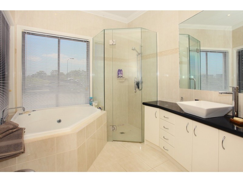 1/185 Stanhill Drive, Chevron Island QLD 4217