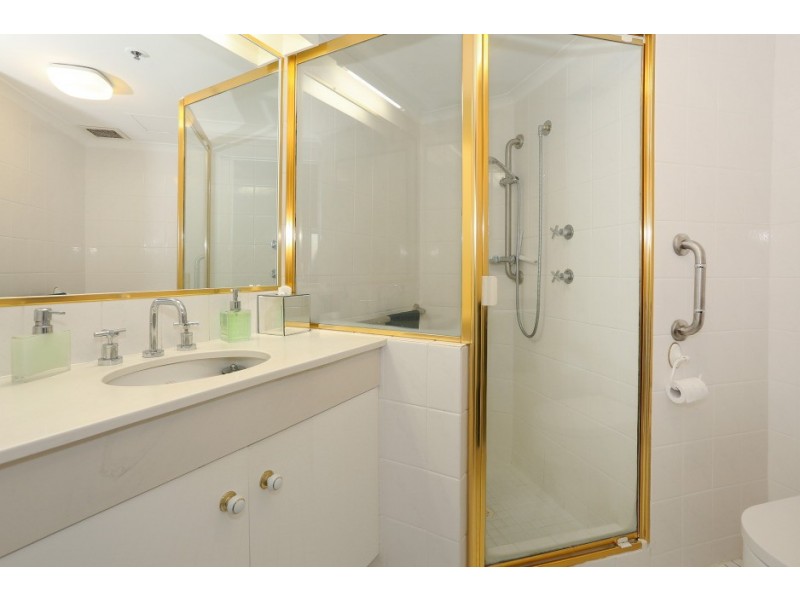 20/2 ‘Atlantis West’ Admiralty Drive, Paradise Waters QLD 4217