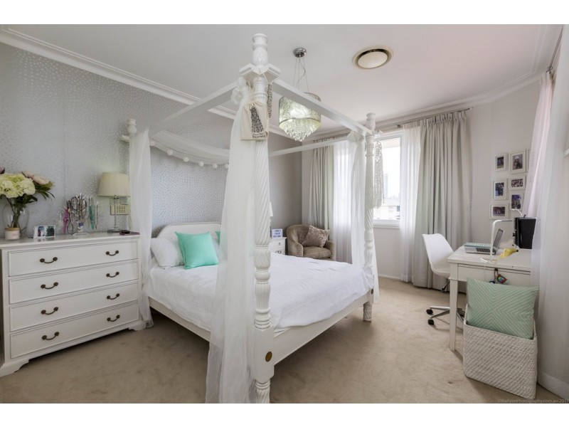 116 Commodore Drive, Paradise Waters QLD 4217