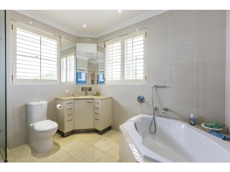 116 Commodore Drive, Paradise Waters QLD 4217